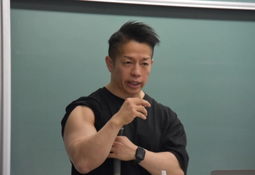 【名城大学】ボディービルダー「バズーカ岡田」で知られる日本体育大学の岡田隆教授が薬学部で講義