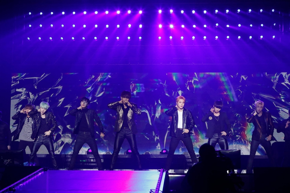 「2015 BTS LIVE<花様年華 on stage> ~Japan Edition~at YOKOHAMA ARENA」©2015 BigHit Entertainment/PONY CANYON INC.