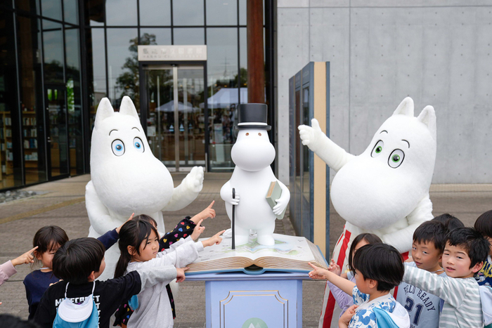 セレモニーに参加した山手保育所の園児とムーミントロール・ムーミンママ