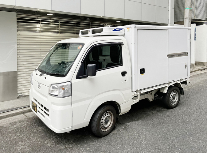 配送には温度管理が可能な小型車両を使用