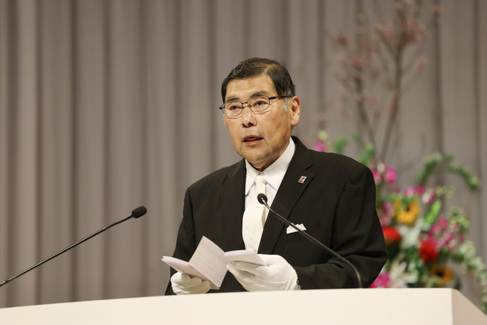 祝辞を述べる小原理事長