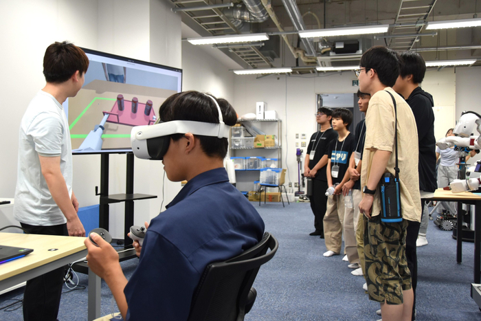 VRゴーグルを付けて体験する参加高校生