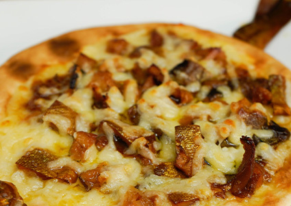 窯で焼いたピザ(イメージ)