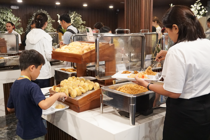 生徒がブッフェ形式の食事をとる様子