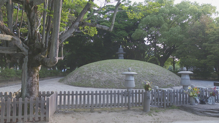 広島市の平和記念公園の一角にある原爆供養塔
