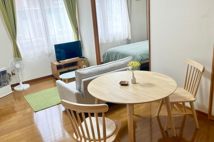 木製の丸テーブルとイス