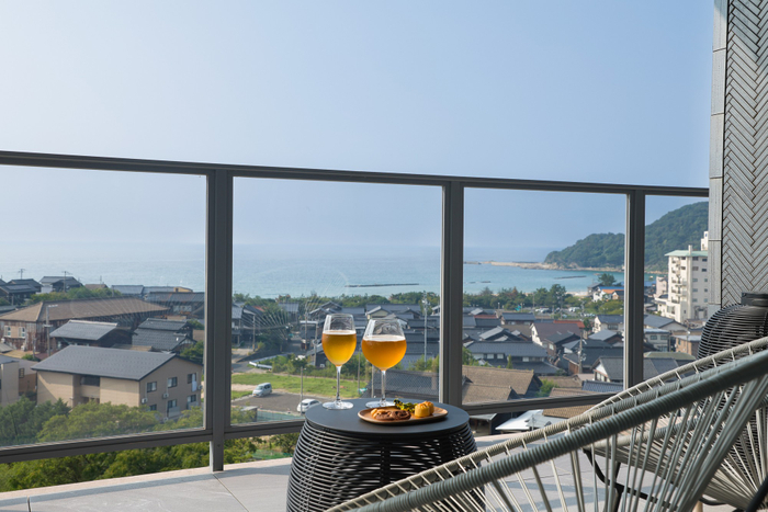 【ラウンジテラス碧－AO－】陽光と潮風が心地よい