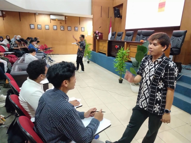 【画像(2)】自己紹介の内容の書き方について説明を受ける学生