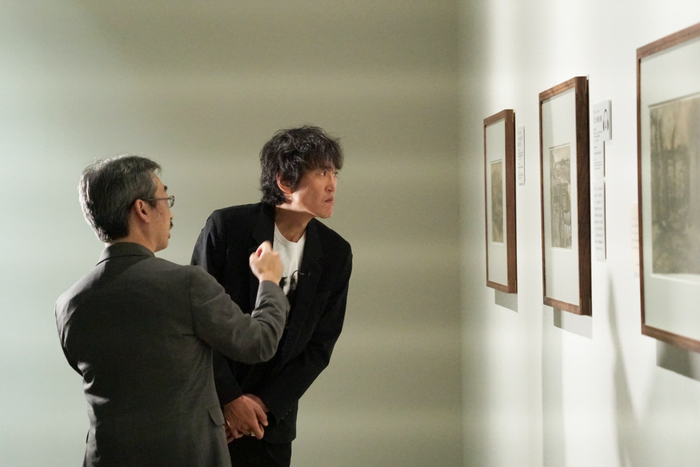『ゴッホ　夜のカフェテラスに至る道のり-千原ジュニアが見た天才画家の素顔-』手前：熊澤弘(東京藝術大学大学美術館) 奥：千原ジュニア