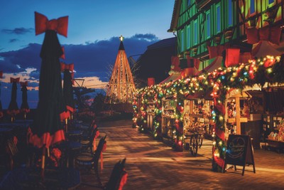 夕暮れの広場を彩るクリスマスマーケット