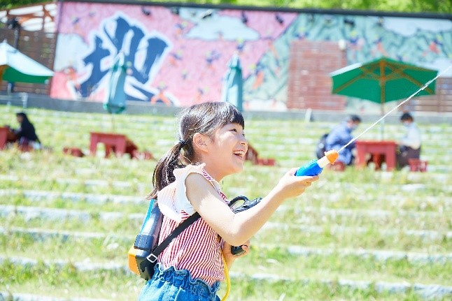 ▲ウォーターガンで相手の&ldquo;ポイ&rdquo;を撃ち抜け！