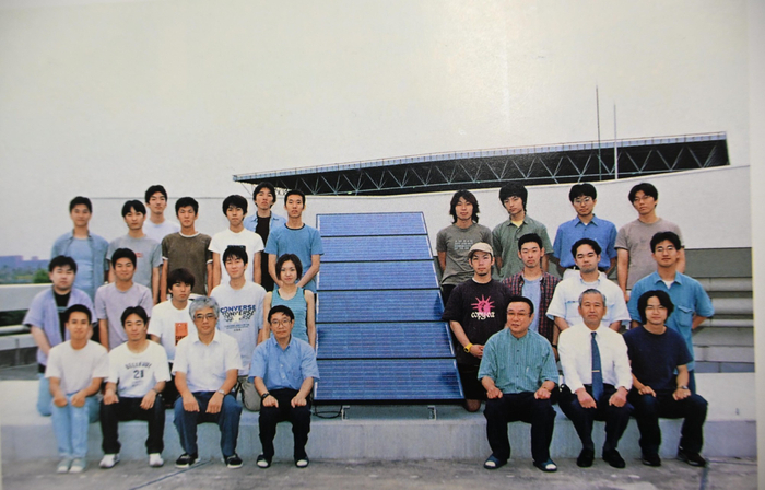 森川さんが所属した理工学部電気・電子工学科 河村（英）・河村（一）・山中・鳥居グループ（卒業アルバム2001より）