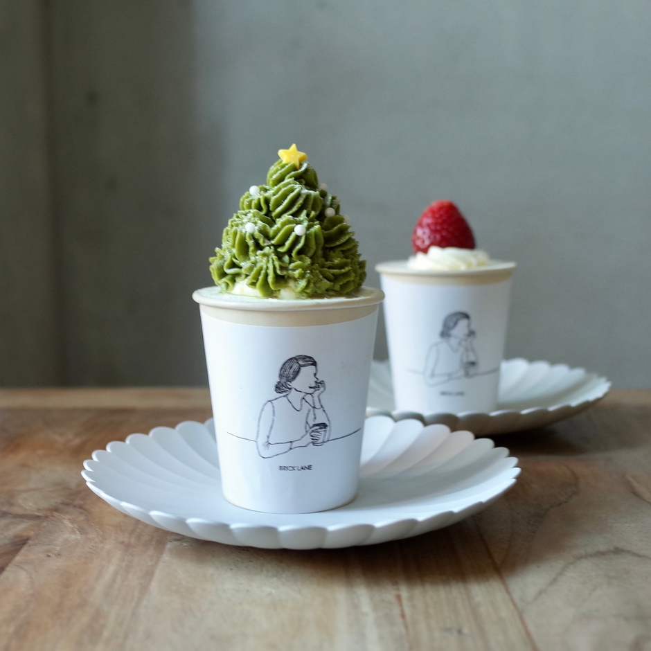 抹茶クリームのツリーケーキ(左)、苺のカップショートケーキ(右)