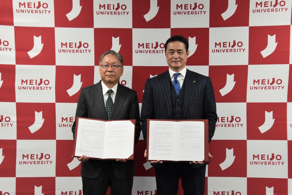 協定締結後、撮影に応じる野口学長(左)と井﨑バイスプレジデント