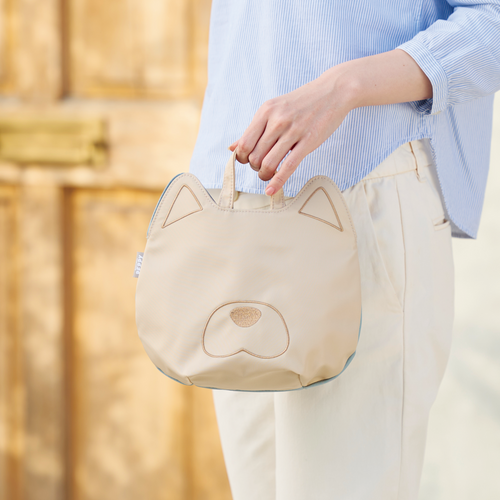 必要なものだけ持ち歩けるサイズ。（約幅25&times;マチ11.5&times;高さ22㎝・持ち手含まず)