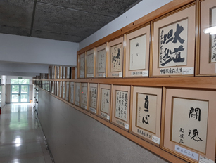 大講堂前廊下に掲示の講演者色紙