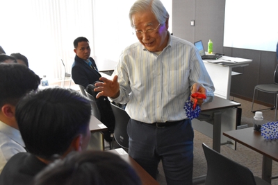 学生の質問に答える