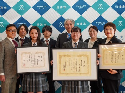 沼津市長を表敬訪問し受賞報告を行った誠恵高校の生徒と学校関係者