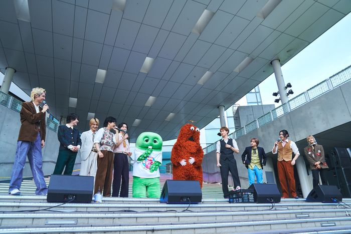 SUPER★DRAGON&times;ガチャピンムック　ステージの様子