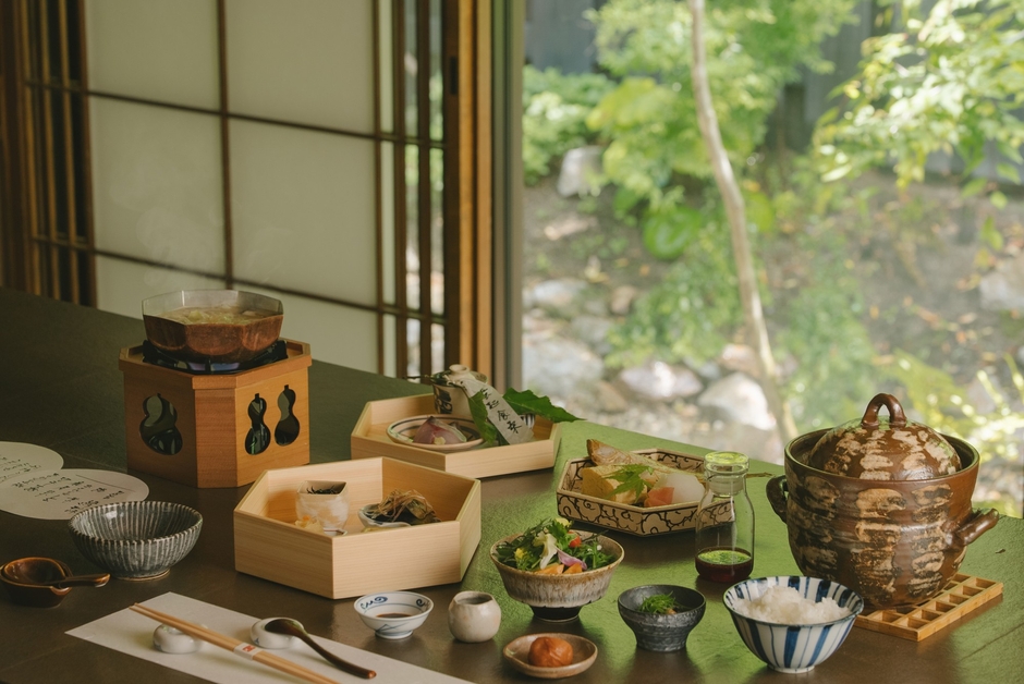 朝日を感じながら個室食事処「天津水」で愉しむ朝餉