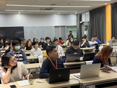 両大学教員の研究発表に聞き入る参加者たち