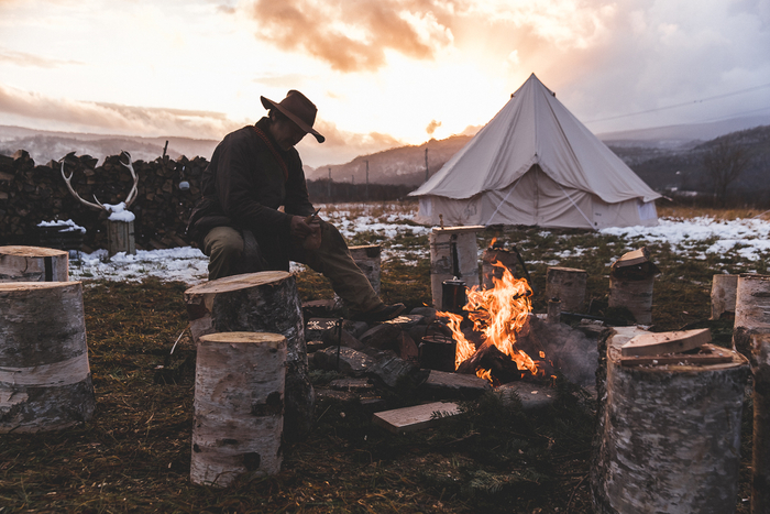 晩秋の北海道で囲む焚き火