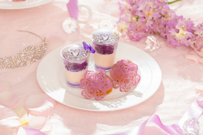 王妃の証である&ldquo;ティアラ&rdquo;をあしらったプリンセスパフェと、アントワネットを象徴する花として有名な&ldquo;大輪の薔薇&rdquo;がそえられたラズベリーローズシュー