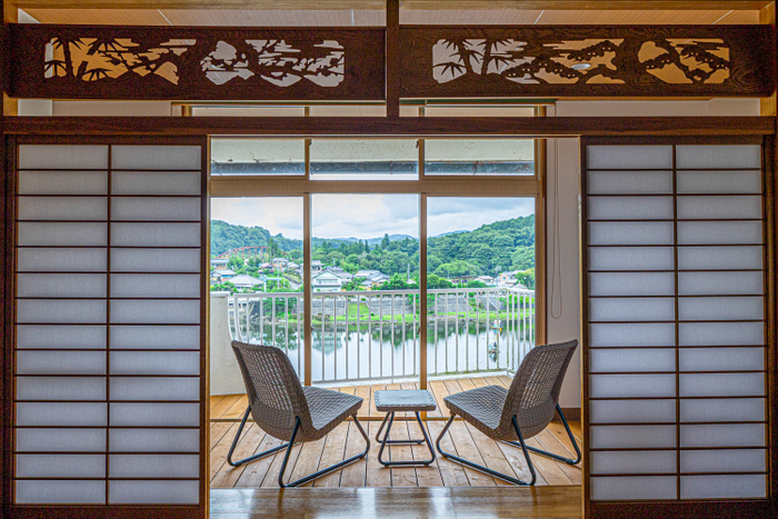 客室から亀山湖を望む