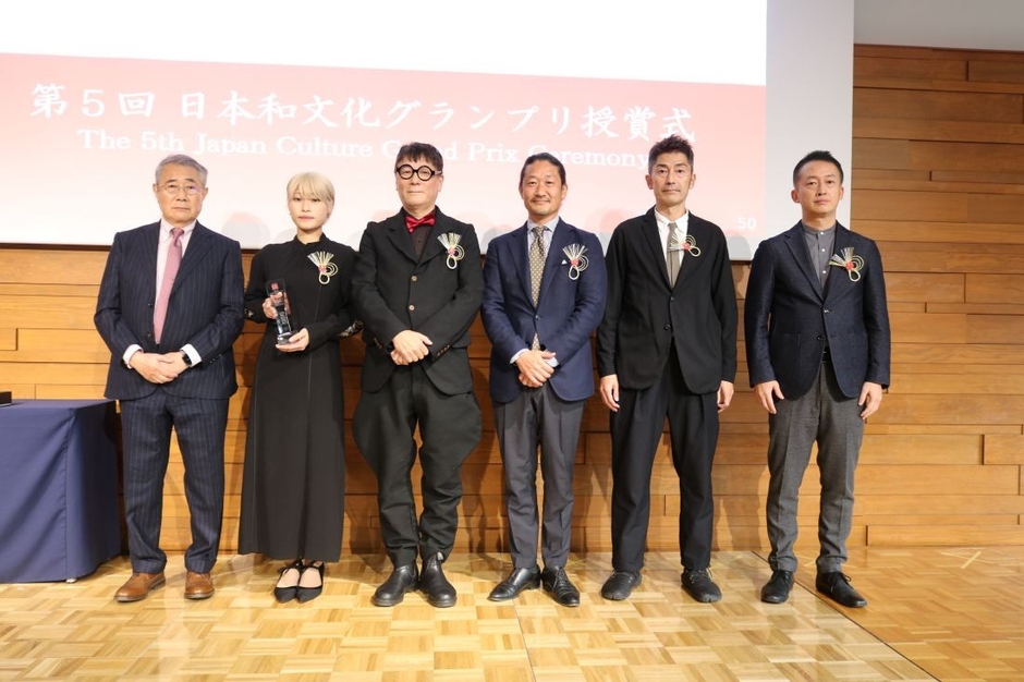 「第5回日本和文化グランプリ」グランプリを受賞した「小さな木地屋さん再生プロジェクト」のメンバー