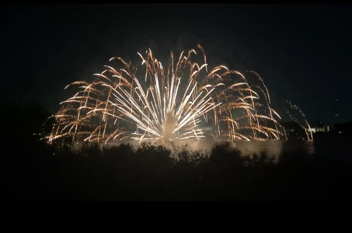 我孫子の名物「手賀沼花火大会」の水上花火