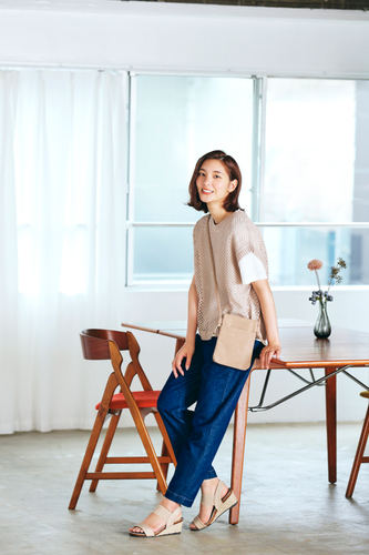 後ろあきメッシュベストセット&yen;3,297（税込）ベスト、ミニショルダー、サンダルをベージュトーンでまとめて