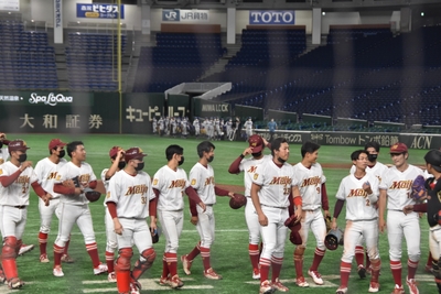 試合に勝利し、喜ぶナインたち