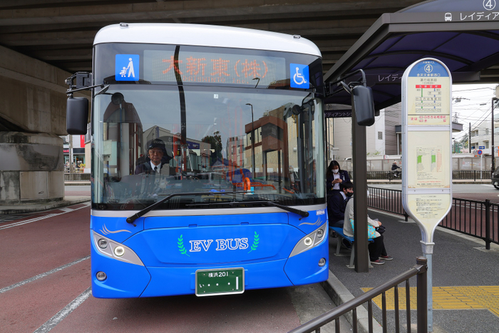 EVバス、金沢文庫駅西口バス停 停車時の様子
