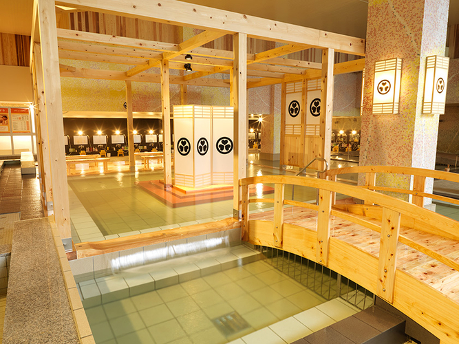 檜やぐらや太鼓橋が和の情緒たっぷりの「大江戸百人風呂」。