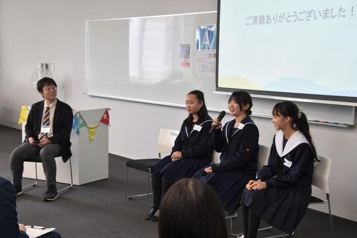 ファシリテーターを務めた本学社会連携センターの白川陽一さん（左）