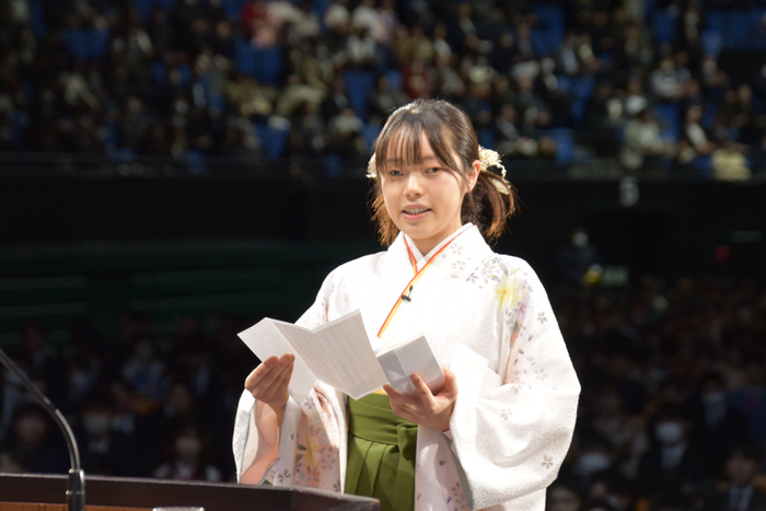 卒業生答辞を述べる蜂須賀さん