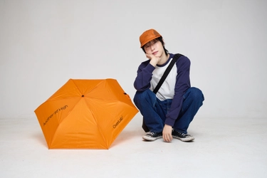 空を飛んだ素材が、都市の雨と日差しを受け止める。韓国・ソウル発「OverLab(オーバーラボ)」、超軽量折り畳み傘などの新作コレクションを日本初展開。