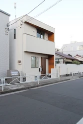 【東京・目黒】21坪の敷地で叶えた開放感あふれる暮らし。光が家全体を包み込む、吹き抜けのあるシンプルな狭小コンパクト住宅が誕生