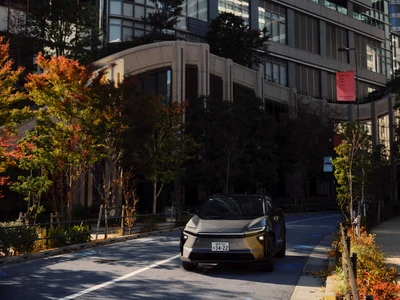 TOYOTAの電気自動車「bZ4X」があらゆる人やシーンに寄り添い ともに過ごす日常を描く「365 SCENES」公開　 第1弾は俳優 安田顕さんが「bZ4X」とともに過ごす “オン”と“オフ”に密着　ウェブメディア 「Pen Online」にて1月26日(月)より順次公開