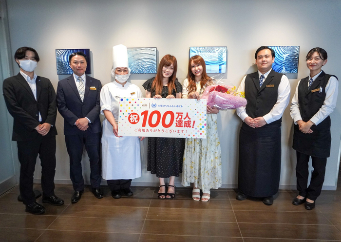 100万人目ご利用者様 記念撮影