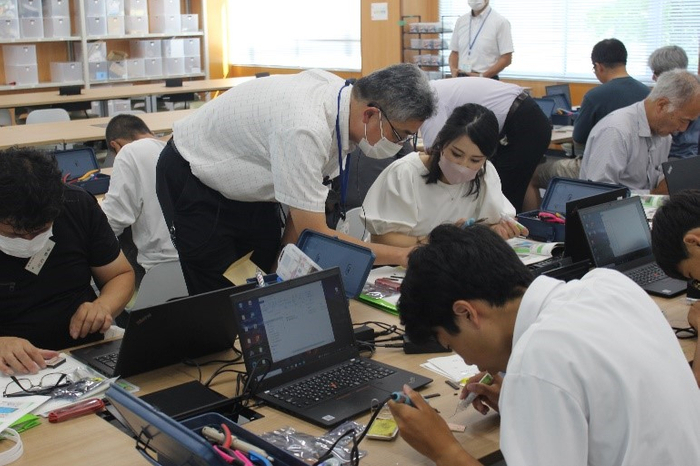 デバイス製作に真剣な表情で取り組む参加者の皆さん