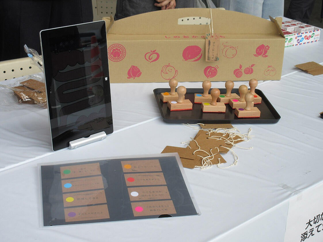 タブレットで動画を流し、寄り添う一言をスタンプで押すアイデアも実践