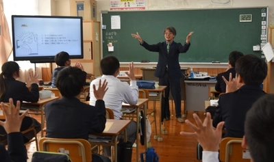 近畿大学九州短期大学が稲築東義務教育学校で出張講義を実施　身近な素材が遊び道具に変わる楽しさを体験的に学ぶ