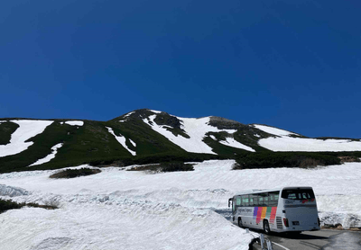 標高2,600mの残雪地帯へ