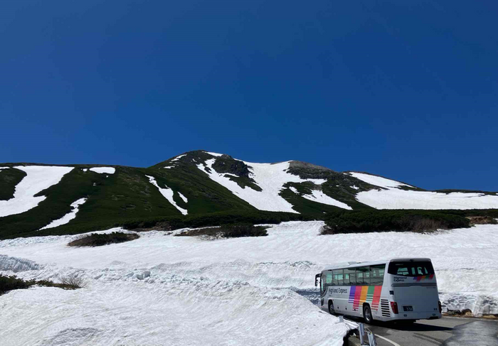 標高2,600mの残雪地帯へ
