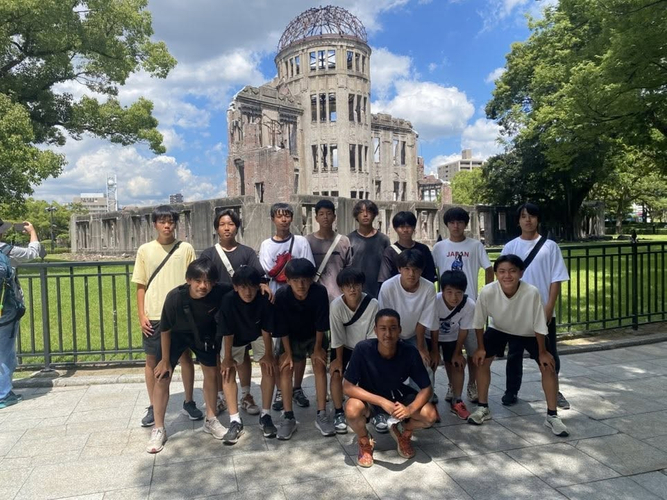 広島平和記念公園での平和学習の様子