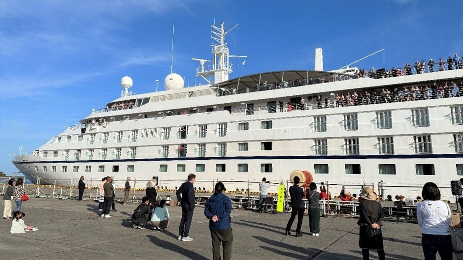 新宮港を出港するクルーズ客船「STAR BREEZE」(令和5年(2023年)5月)