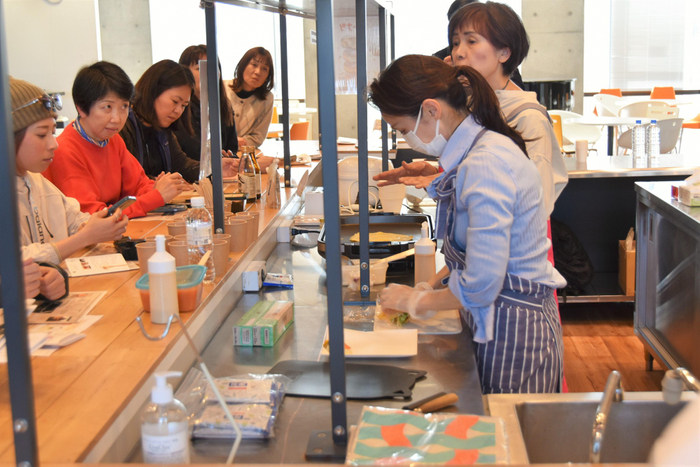 調理方法を実演