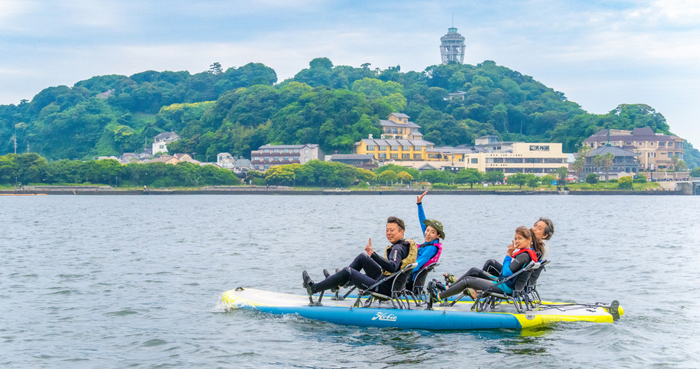 江ノ島の海で足漕ぎSUP「HOBIE」を楽しむお客様の様子