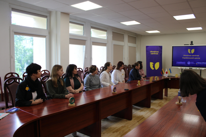 「土曜学校」で講師を勤めるウクライナ避難民の母親ら